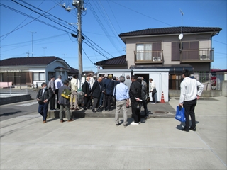 公民館敷地内にある防災倉庫を見学