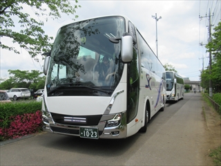 大型バス2台に分乗してお越しいただきました