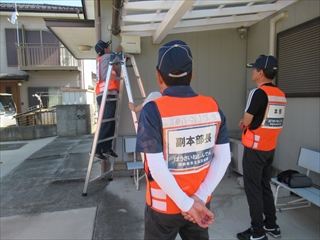 停電時、公民館に電気を供給する電源ケーブルを取り出しています