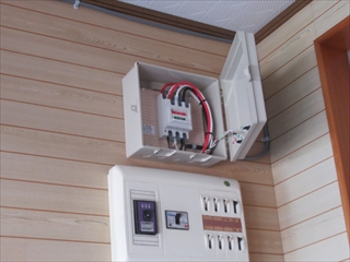 館内の配電盤上に設置された「非常電源切替装置」実際に発電機から電源を供給して点検します